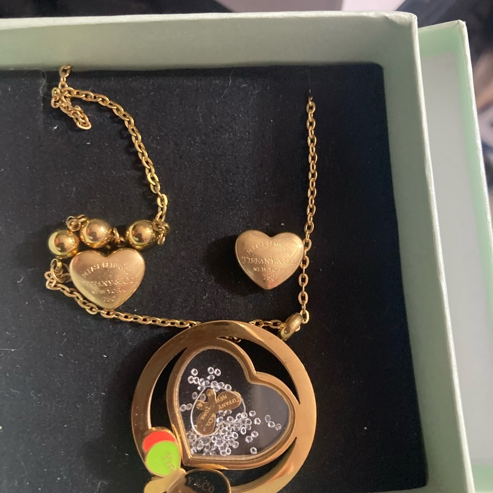 Necklace and earring jewelry set with box